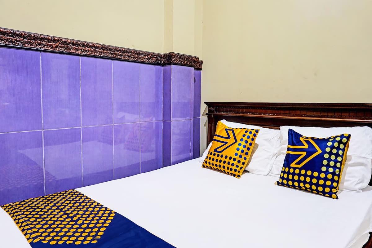 Economy Double Room | Desk, free WiFi, bed sheets