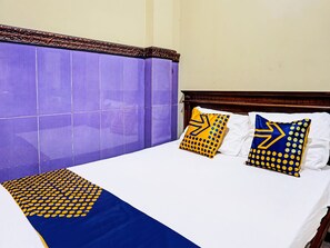 Economy Double Room | Desk, free WiFi, bed sheets - SPOT ON 1870 Graha Batu Mulia (Batu)