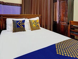 Economy Double Room | Desk, free WiFi, bed sheets - SPOT ON 1870 Graha Batu Mulia (Batu)