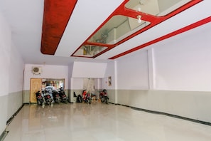 Free self-parking - OYO 1851 Hotel Malang (Malang)