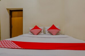 Standard Double Room | Free WiFi, bed sheets - OYO 1851 Hotel Malang (Malang)