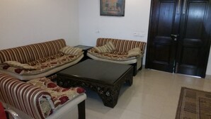 Luxury Suite | Living room | Fireplace - Cantonment Inn (Lahore)