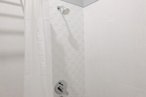 Bathroom shower - OYO 1622 Kakap 88 Family Homestay (Malang)