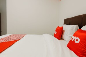 Deluxe Double Room | Desk, free WiFi, bed sheets - OYO 1622 Kakap 88 Family Homestay (Malang)