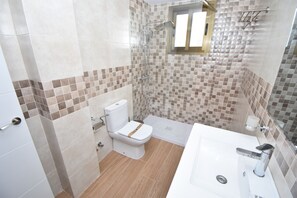 Douche, sèche-cheveux, serviettes fournies