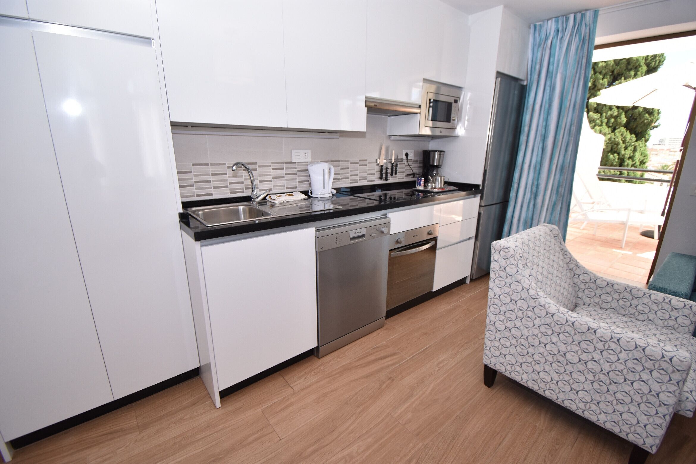 冷蔵庫、電子レンジ、オーブン、食器洗い機