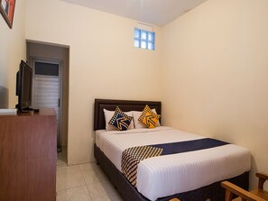 Basic Double Room | Free WiFi, bed sheets - OYO 1982 Golf Papa Costel (Cianjur)
