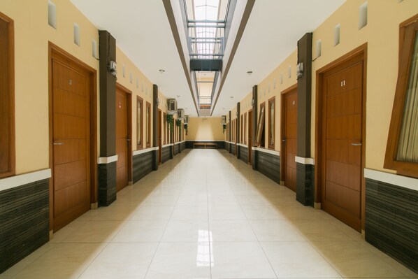 Hallway - OYO 1982 Golf Papa Costel (Cianjur)