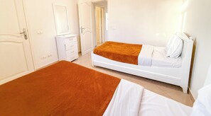 2 habitaciones, tabla de planchar con plancha, wifi y ropa de cama 