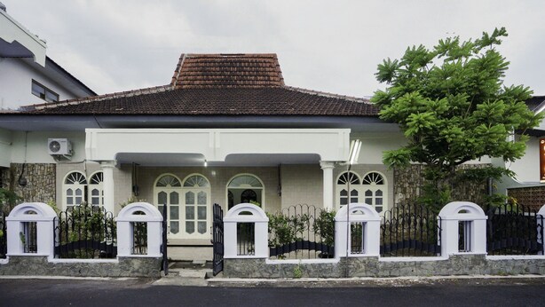 A two-story house with a tiled roof, white walls, and a stone foundation. - Hotel O Penginapan Bidara Syariah (Probolinggo)