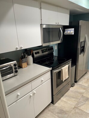 Refrigerador, microondas, horno y parrilla de estufa 