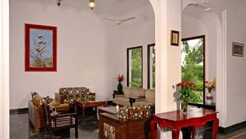 Área de estar no saguão