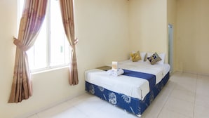 A hotel room with a bed, curtains, an air conditioning unit, and a window. - Hotel O Pondok Bintang (Somba Opu)