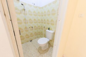 Habitación estándar doble | Baño | Ducha y toallas