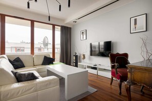 Superior Apartment | Living room | 30-inch flat-screen TV with cable channels, TV - Hlonda Deluxe Apartment with Terrace (Warsaw)