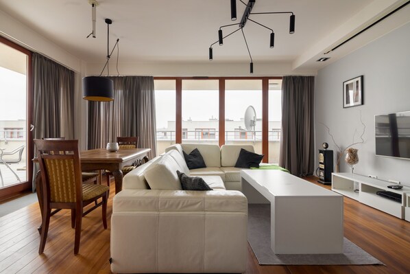 Superior Apartment | Living room | 30-inch flat-screen TV with cable channels, TV - Hlonda Deluxe Apartment with Terrace (Warsaw)