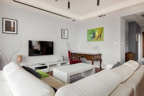 Departamento superior | Sala de estar | Televisión de pantalla plana de 30 pulgadas con canales por cable