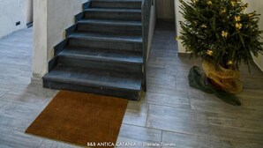 Eine moderne Treppe, die zu einer zweiten Etage führt.