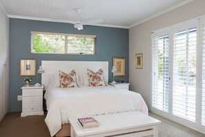 Suite | In-room safe, desk, laptop workspace, iron/ironing board - Fernkloof Lodge (Hermanus)