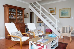 Apartment | Living room | Flat-screen TV - Fernkloof Lodge (Hermanus)