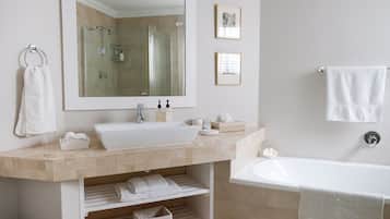 Suite | Kamar mandi | Perlengkapan mandi gratis, pengering rambut, handuk, dan sabun