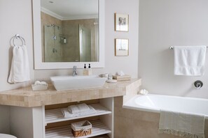 Suite | Baño | Amenidades de baño gratuitas, secadora de cabello, toallas, jabón 