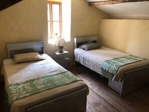 3 bedrooms, iron/ironing board, free WiFi, bed sheets