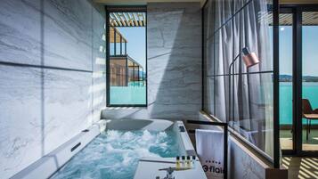 Suite – grand, 2 soverom, spabadekar, delvis sjøutsikt (Emotion) | Bad | Dusj, regndusjhode, designertoalettartikler og hårføner