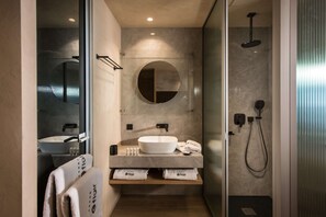 Zimmer, 1 King-Bett (Style) | Badezimmer | Dusche, Regendusche, Designer-Toilettenartikel, Haartrockner