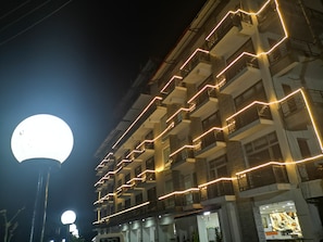 Fassade der Unterkunft – Abend/Nacht