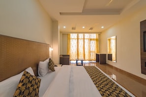 Quarto casal luxo | Cofres nos quartos, escrivaninha, espaço de trabalho para notebook