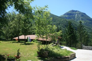 Property grounds - Atari rural apartment, in the Aralar Natural Park (Amezketa)