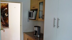 Double Room (Sandpiper) | Private kitchenette | Coffee/tea maker, mini-fridge, microwave, electric kettle - Norfolk Guest House (Hermanus)