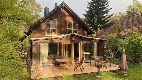 Gemütliches Holzhaus in Nähe von 7 Seen - nur 38 km nach Berlin, bis 10 Gäste.