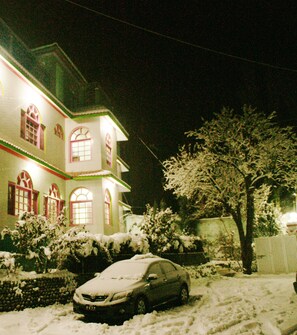 Fachada da propriedade à noite