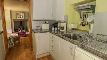 Cottage | Privékeuken | Een microgolfoven, een kookplaat, een vaatwasser, een waterkoker