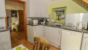 Cottage | Privékeuken | Een microgolfoven, een kookplaat, een vaatwasser, een waterkoker