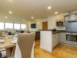 Cottage | Private kitchen | Microwave, stovetop, dishwasher, cookware/dishes/utensils - Juniper (Truro)