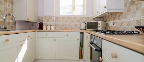 Cottage | Private kitchen | Fridge, microwave, dishwasher, highchair
