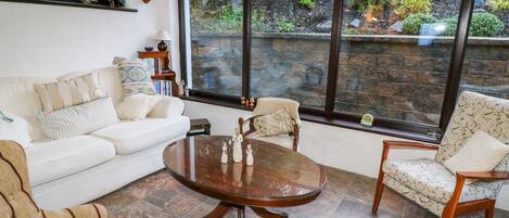 Cottage | Living area