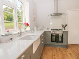 Cottage | Private kitchen | Microwave, dishwasher, electric kettle, toaster