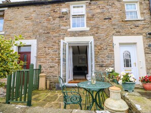A stone building with a green metal table and chairs in the entrance area. - 2 West Haswicks (Bishop Auckland)