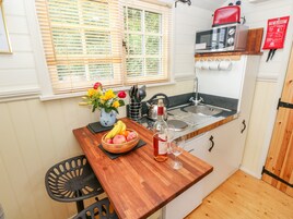 Cottage | Private kitchen | Fridge, microwave, stovetop, electric kettle