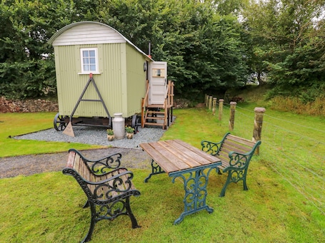 Property grounds. Shepherds Hut - The Crook