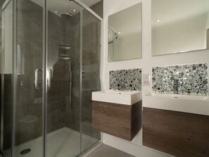 Shower - Two Hoots (Kingsbridge)
