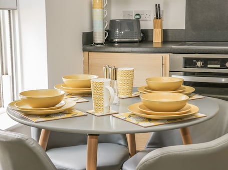 Refrigerador, microondas, lavavajillas, silla alta para bebés