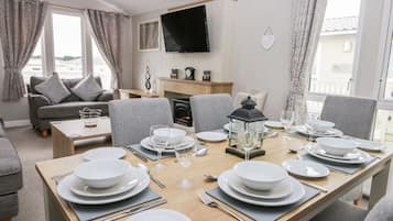 Cottage | Private kitchen | Microwave, dishwasher, electric kettle, toaster