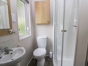 Cottage | Bathroom | Shower - Cayton Pines (Scarborough)