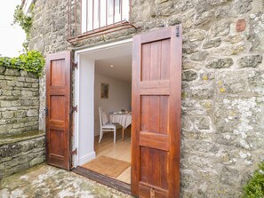 Exterior - The Studio (Shaftesbury)