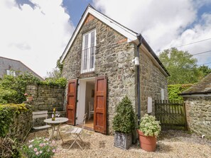 Exterior - The Studio (Shaftesbury)